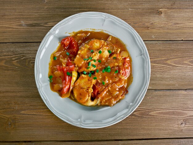 Harcsapaprikas paprikash húngaro con pescado de río.