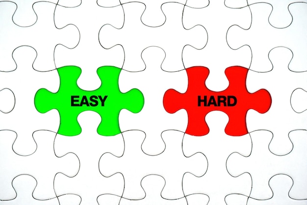 Foto hard and easy words on pieces papierpuzzle treffen sie eine wahl zwischen den optionen easy oder hard way