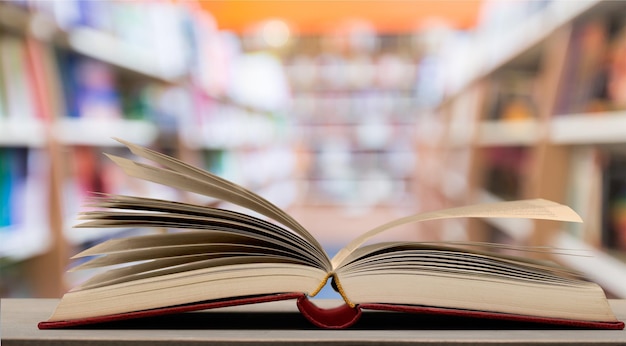 Hardcover-Buch liegt auf dem Tisch in der Bibliothek