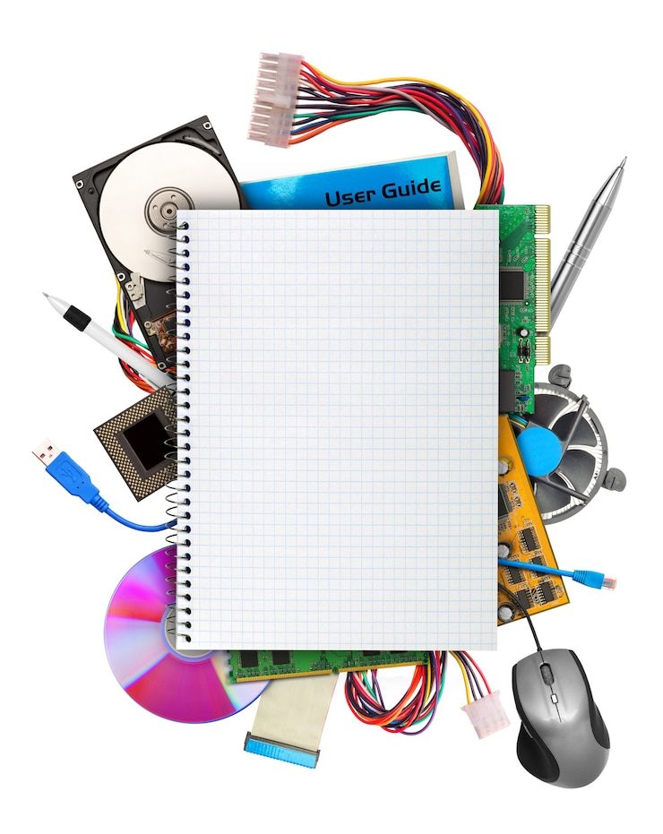 Foto hardware de computadora con cuaderno en blanco en la parte superior. aislado en blanco