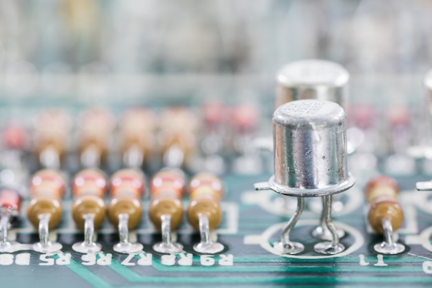 Hardware electrónico de primer plano en la placa de circuitos