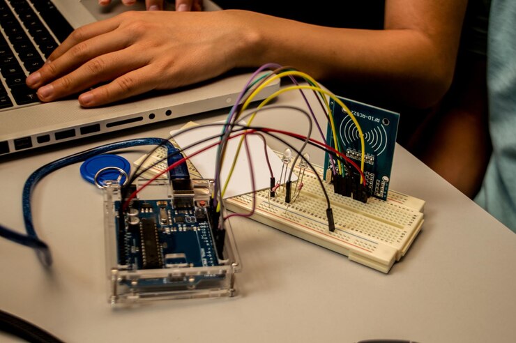 Foto hardware de ingeniería de microcontrolador para desarrollar robótica de programación y dispositivos electrónicos
