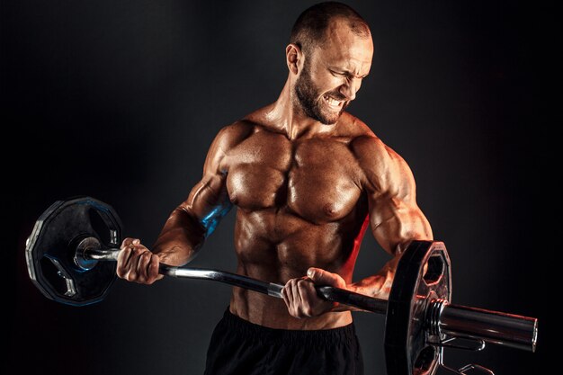 Hardy homem fazendo exercício com barra pesada