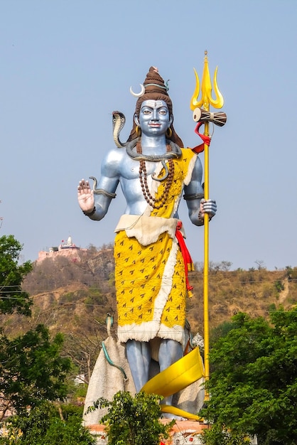 Haridwar Índia Bela vista da estátua de Shiva na margem do rio Ganges em Haridwar