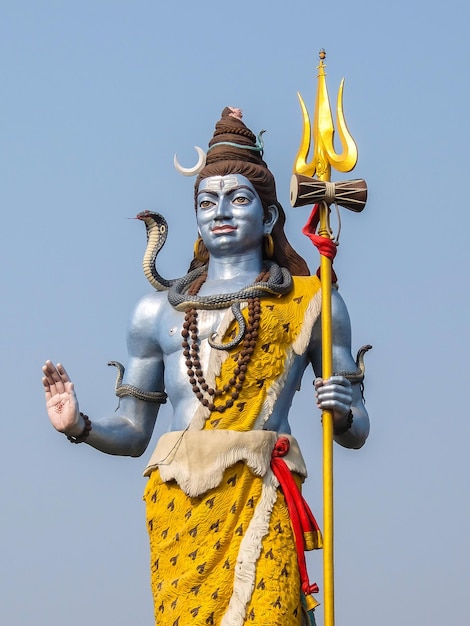 Haridwar India Hermosa vista de la estatua de Shiva en la orilla del río Ganga en Haridwar