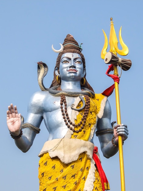 Haridwar Índia Bela vista da estátua de Shiva na margem do rio Ganges em Haridwar