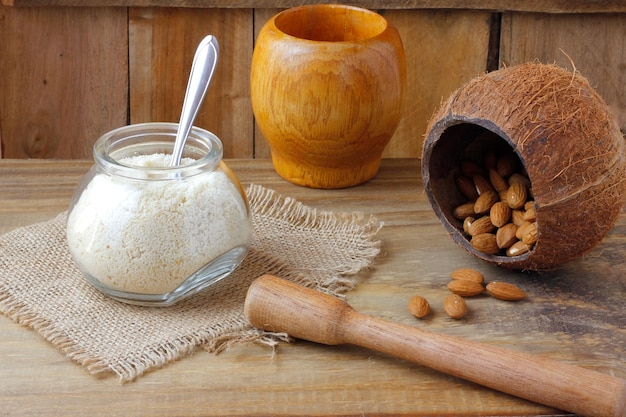 Harina de almendra cruda orgánica sobre mesa de madera rústica comida sin gluten