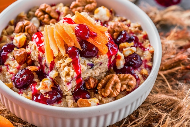 Harina de avena al horno con nueces de zanahoria y pasas servidas con arándano confitado