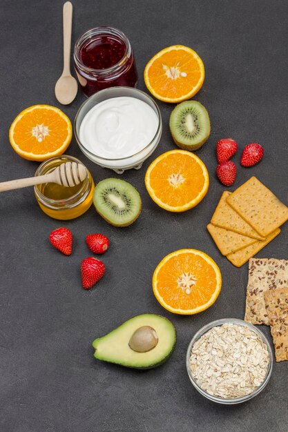 Foto harina de avena bayas de aguacate frutas mermelada de yogur para la energía desayuno saludable