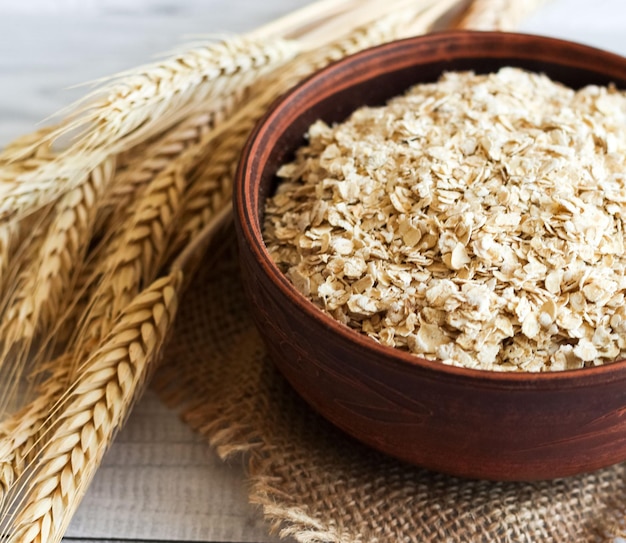 Harina de avena de grano fino en un tazón