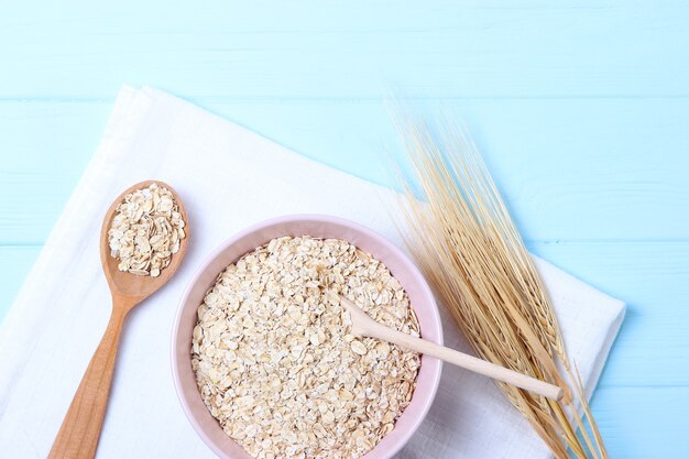 Harina de avena en el primer plano de la vista superior de la mesa