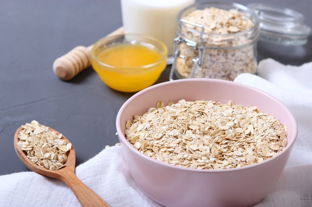 Harina de avena en el primer plano de la vista superior de la mesa