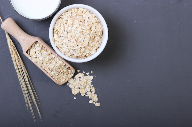 Harina de avena en el primer plano de la vista superior de la mesa