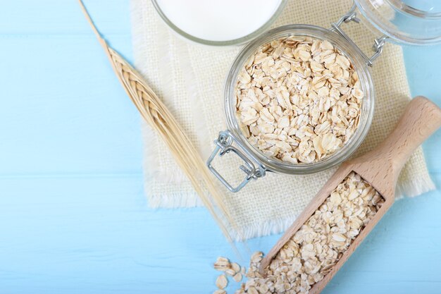 Harina de avena en el primer plano de la vista superior de la mesa