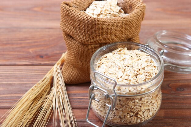 Harina de avena en el primer plano de la vista superior de la mesa