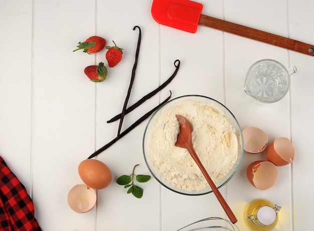 Harina en un bol, ingredientes para hornear pasteles