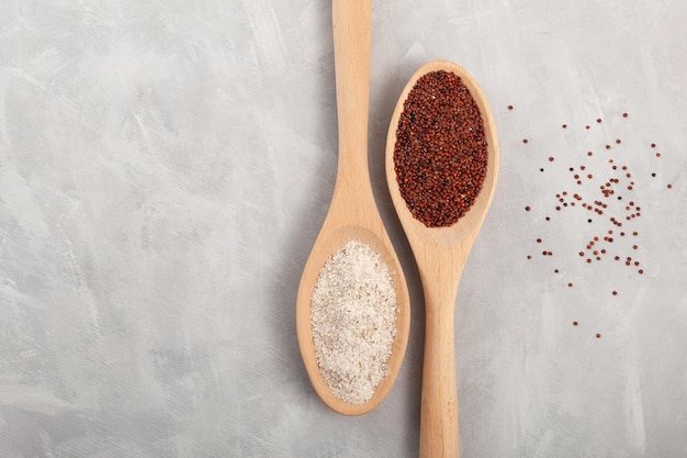 Harina gruesa Ragi y grano de quinua roja en cucharas de madera Comida saludable sin gluten