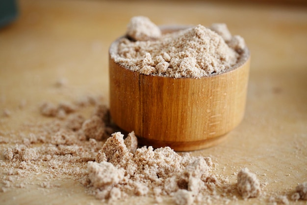 Harina de nueces de maní en la mesa de madera