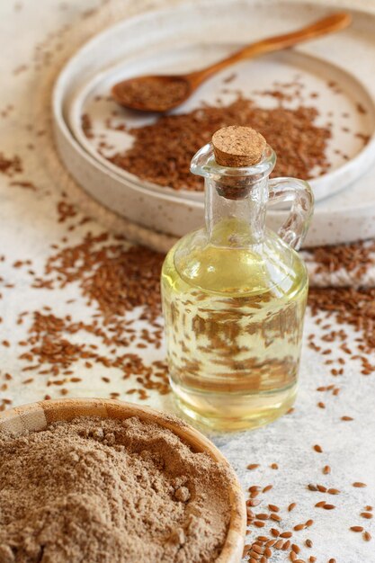 Foto harina y semillas de aceite de semillas de lino crudas cerca de la mesa blanca