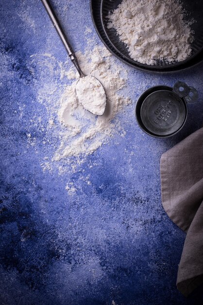 Foto harina de trigo en un fondo de horneado oscuro