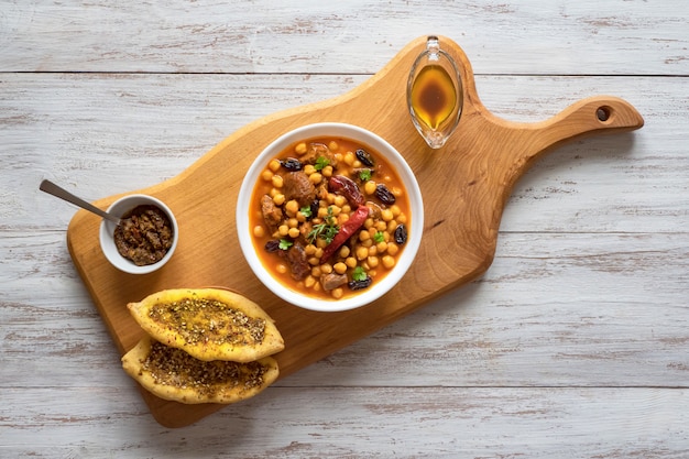 Foto harissa cordero con garbanzos y albaricoques. comida marroquí