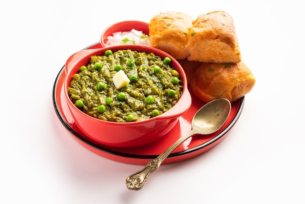 Hariyali green Pav bhaji es una variación de un pav bhaji tradicional hecho con vegetales de hojas