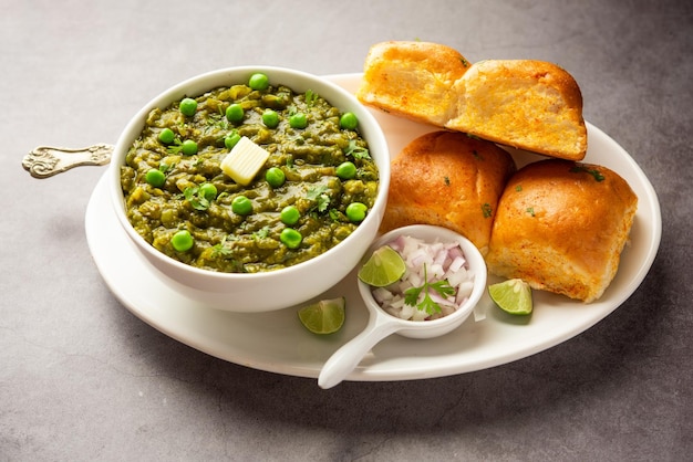 Hariyali green Pav bhaji es una variación de un pav bhaji tradicional hecho con vegetales de hojas