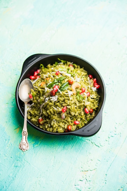 Hariyali Poha, Green Masala Pohe oder abgeflachter Reis in einer Schüssel serviert, selektiver Fokus