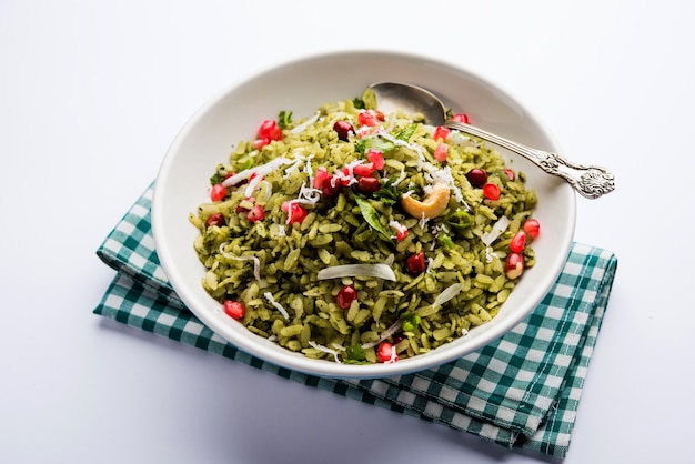 Hariyali poha, green masala pohe ou arroz achatado servido em uma tigela, foco seletivo