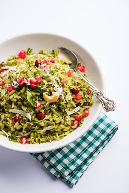 Hariyali poha, green masala pohe ou arroz achatado servido em uma tigela, foco seletivo