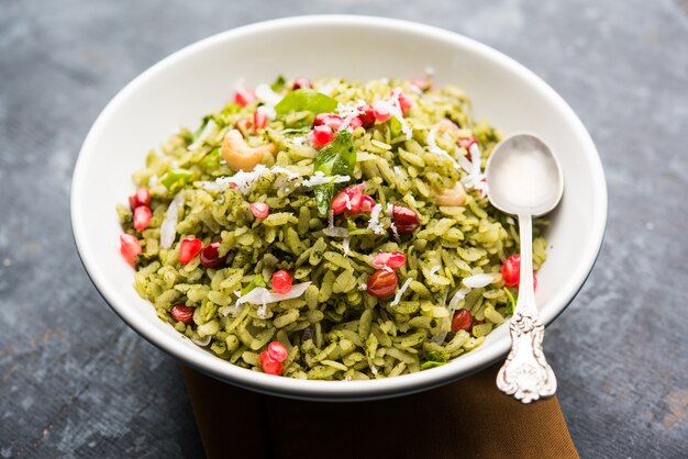 Hariyali Poha, Green Masala Pohe ou arroz achatado servido em uma tigela, foco seletivo