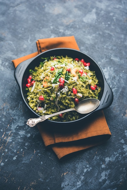 Hariyali poha, green masala pohe ou arroz achatado servido em uma tigela, foco seletivo