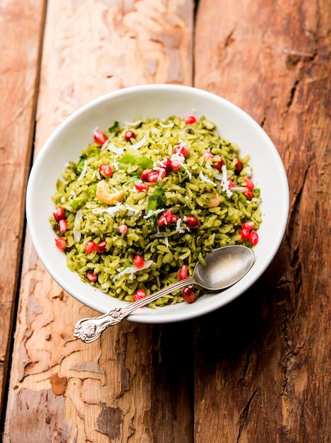 Hariyali Poha, Green Masala Pohe ou arroz achatado servido em uma tigela, foco seletivo