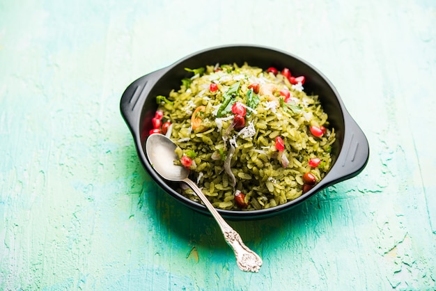 Hariyali Poha, Green Masala Pohe ou arroz achatado servido em uma tigela, foco seletivo