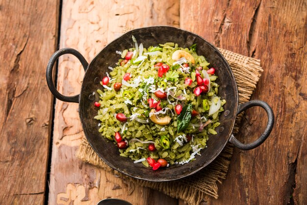 Hariyali Poha, Green Masala Pohe ou arroz achatado servido em uma tigela, foco seletivo