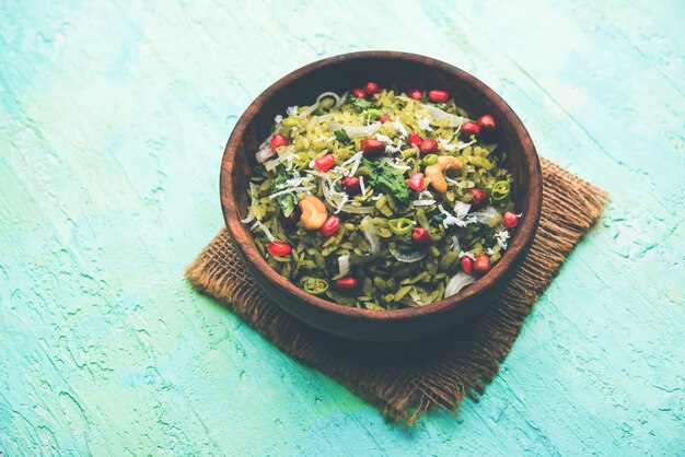 Hariyali Poha, Green Masala Pohe ou arroz achatado servido em uma tigela, foco seletivo