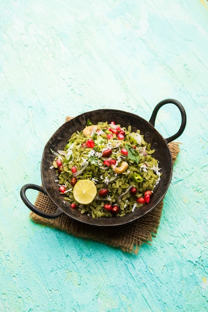 Hariyali Poha, Green Masala Pohe ou arroz achatado servido em uma tigela, foco seletivo
