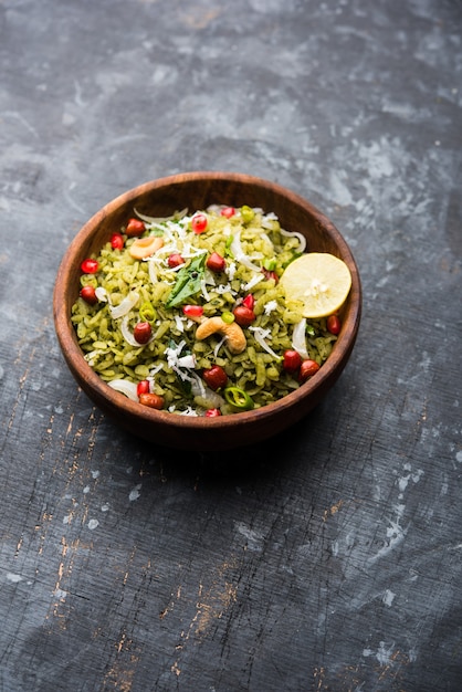 Hariyali Poha, Green Masala Pohe ou arroz achatado servido em uma tigela, foco seletivo