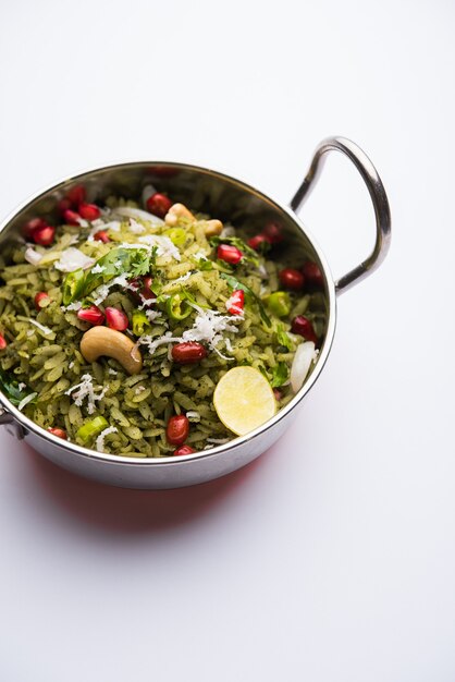 Hariyali Poha, Green Masala Pohe ou arroz achatado servido em uma tigela, foco seletivo