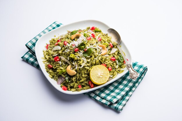 Hariyali poha, green masala pohe ou arroz achatado servido em uma tigela, foco seletivo