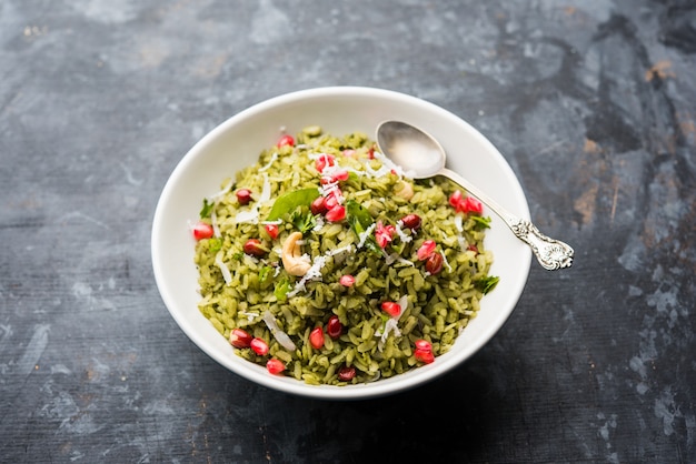 Hariyali Poha, verde Masala Pohe o arroz aplanado servido en un recipiente, el enfoque selectivo