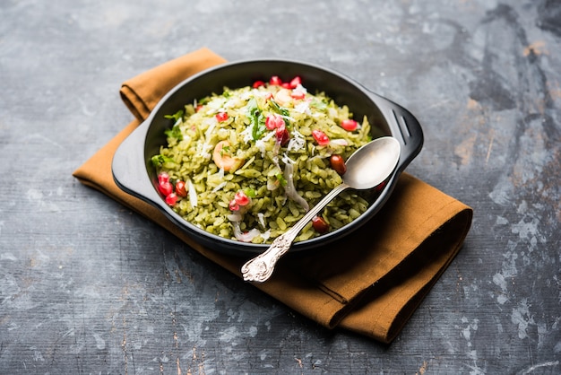 Hariyali Poha, verde Masala Pohe o arroz aplanado servido en un recipiente, el enfoque selectivo