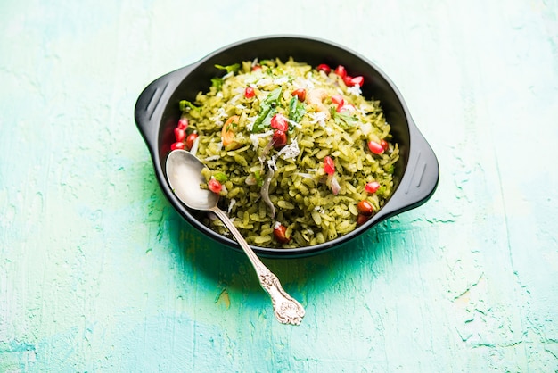 Hariyali Poha, verde Masala Pohe o arroz aplanado servido en un recipiente, el enfoque selectivo