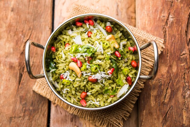 Hariyali Poha, verde Masala Pohe o arroz aplanado servido en un recipiente, el enfoque selectivo