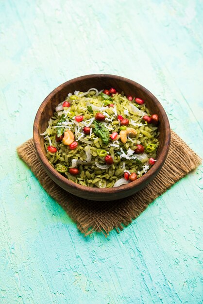 Hariyali Poha, verde Masala Pohe o arroz aplanado servido en un recipiente, el enfoque selectivo