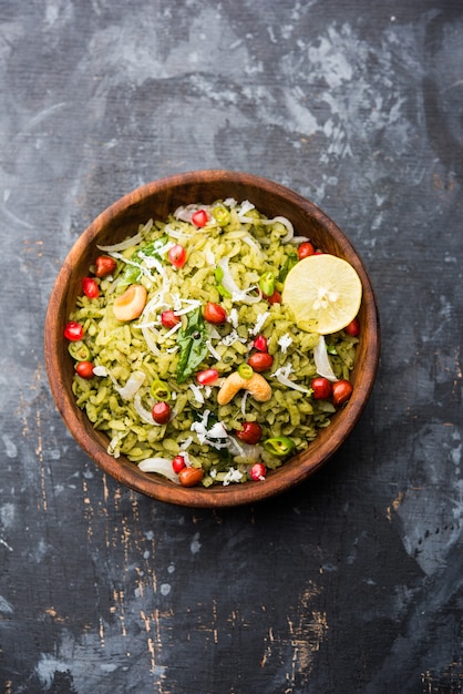 Hariyali Poha, verde Masala Pohe o arroz aplanado servido en un recipiente, el enfoque selectivo