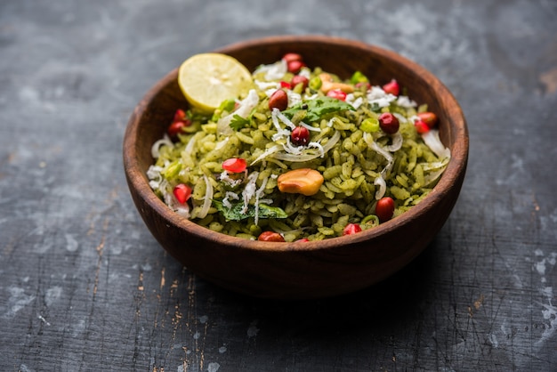 Hariyali Poha, verde Masala Pohe o arroz aplanado servido en un recipiente, el enfoque selectivo