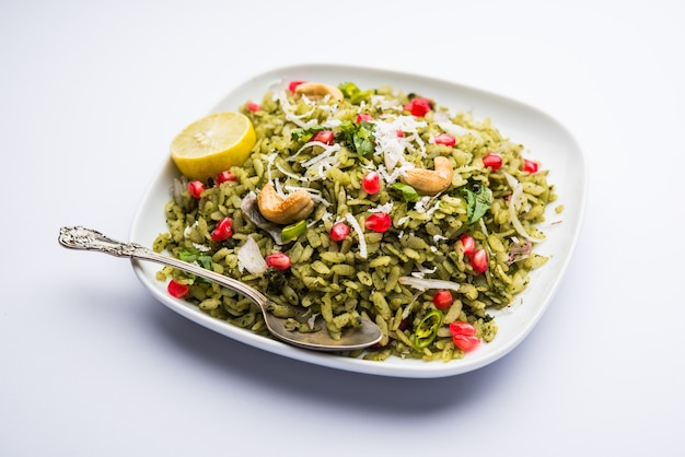 Hariyali Poha, verde Masala Pohe o arroz aplanado servido en un recipiente, el enfoque selectivo