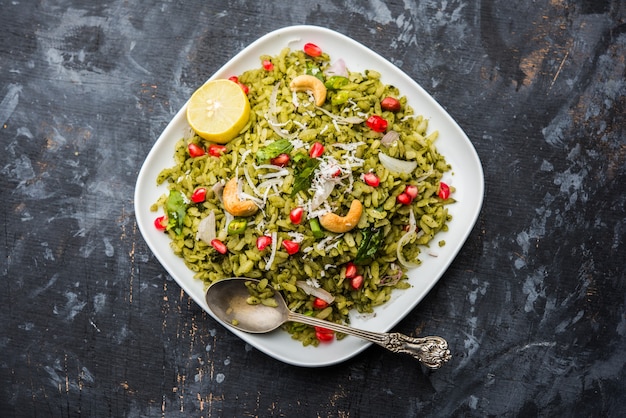 Hariyali Poha, verde Masala Pohe o arroz aplanado servido en un recipiente, el enfoque selectivo