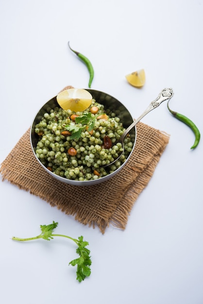 Hariyali sabudana khichdi é uma variação deliciosa do Sago khichadi regular feito com coentro, pimenta e amendoim